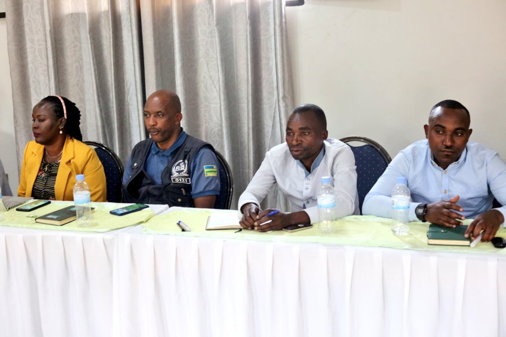 RwamaganaDistr's tweet photo. V/mayor @KarangwaUmutoni yashimiye @RwandaWomenNet kubw'aya mahugurwa asaba abayitabiriye kuba umusemburo w'imibanire myiza mu muryango no gufasha abatarumva ihame ry'uburinganire gukora igikwiye no kurwanya amakimbirane hagamijwe kubaka umuryango utekanye,ushoboye kndi ushobotse https://t.co/6mzMSkYHmV