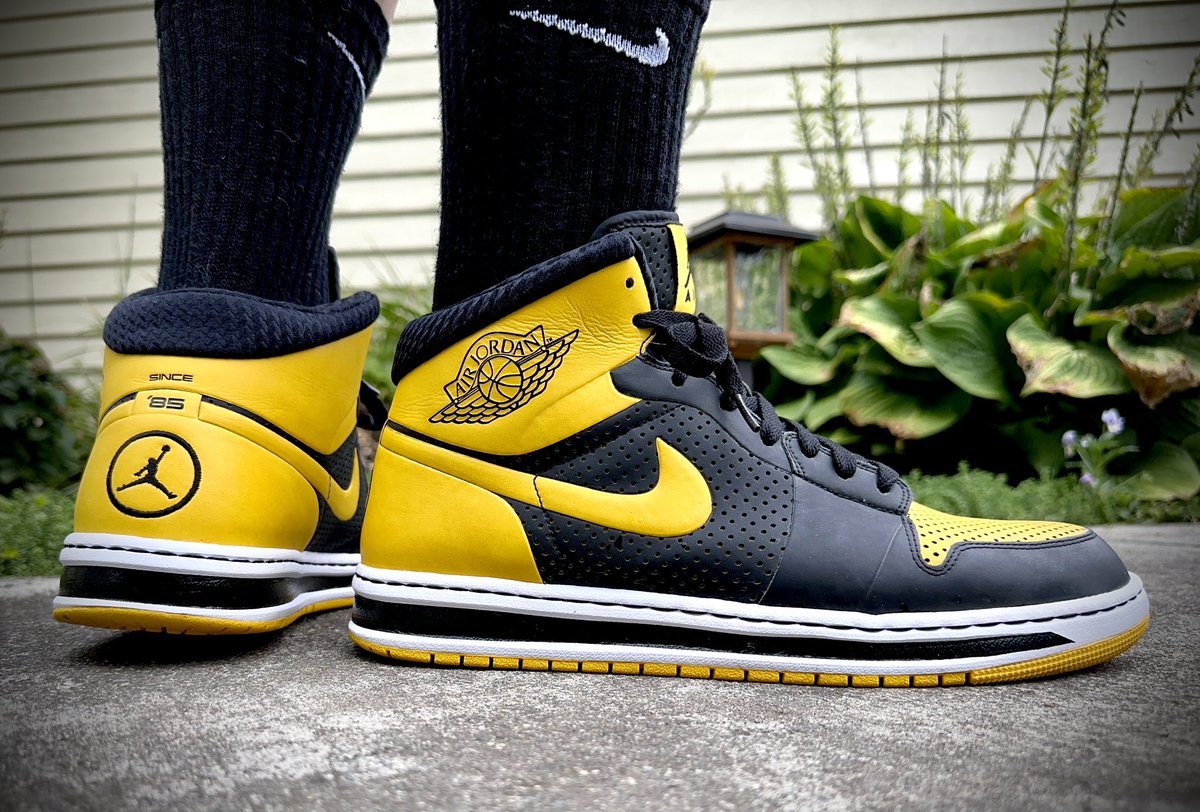 DJKingJam's tweet photo. #KOTD 🔥🖤💛🔥
Jordan Alpha 1 “Black Varsity Maize”
@Jumpman23 @Nike #yoursneakersaredope #Since85 #snkrsliveheatingup #snkrskickcheck  #AirJordan #jordans #Js #sneakerhead #swoosh #AJ1 #wdywt #jordan1 https://t.co/FOdaaLylHC