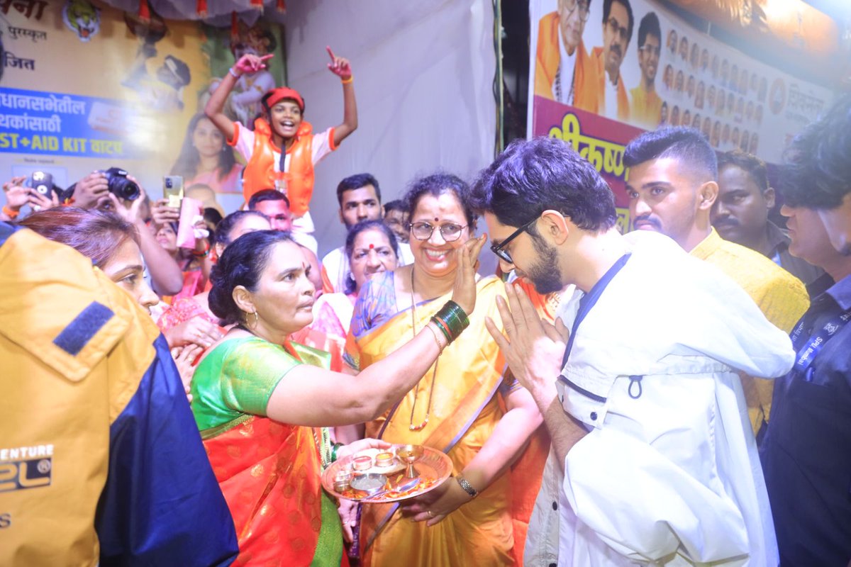AUThackeray's tweet photo. दहिसर येथे युवासेना सदस्य सुयश संजय घाडी व भूमिपुत्र प्रतिष्ठान आयोजित दहीहंडी उत्सवात सहभागी होऊन गोविंदा पथकांना शुभेच्छा दिल्या. ह्यावेळी यशस्वी गोविंदा पथकांना सन्मानचिन्ह देवून गौरवले. https://t.co/j7sWM2Pmz9