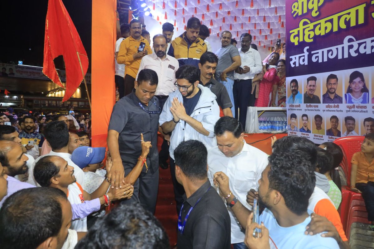 AUThackeray's tweet photo. दहिसर येथे युवासेना सदस्य सुयश संजय घाडी व भूमिपुत्र प्रतिष्ठान आयोजित दहीहंडी उत्सवात सहभागी होऊन गोविंदा पथकांना शुभेच्छा दिल्या. ह्यावेळी यशस्वी गोविंदा पथकांना सन्मानचिन्ह देवून गौरवले. https://t.co/j7sWM2Pmz9