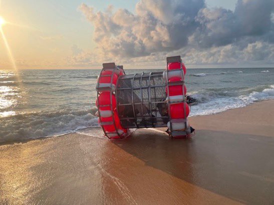CerfiaFR's tweet photo. 🇺🇸🐹 INSOLITE | Un homme de 44 ans a été arrêté pour avoir tenté de traverser l'océan #Atlantique jusqu'à #Londres en utilisant une « roue d'hamster ».

👉 C’était sa quatrième tentative. https://t.co/S4b40bytDi