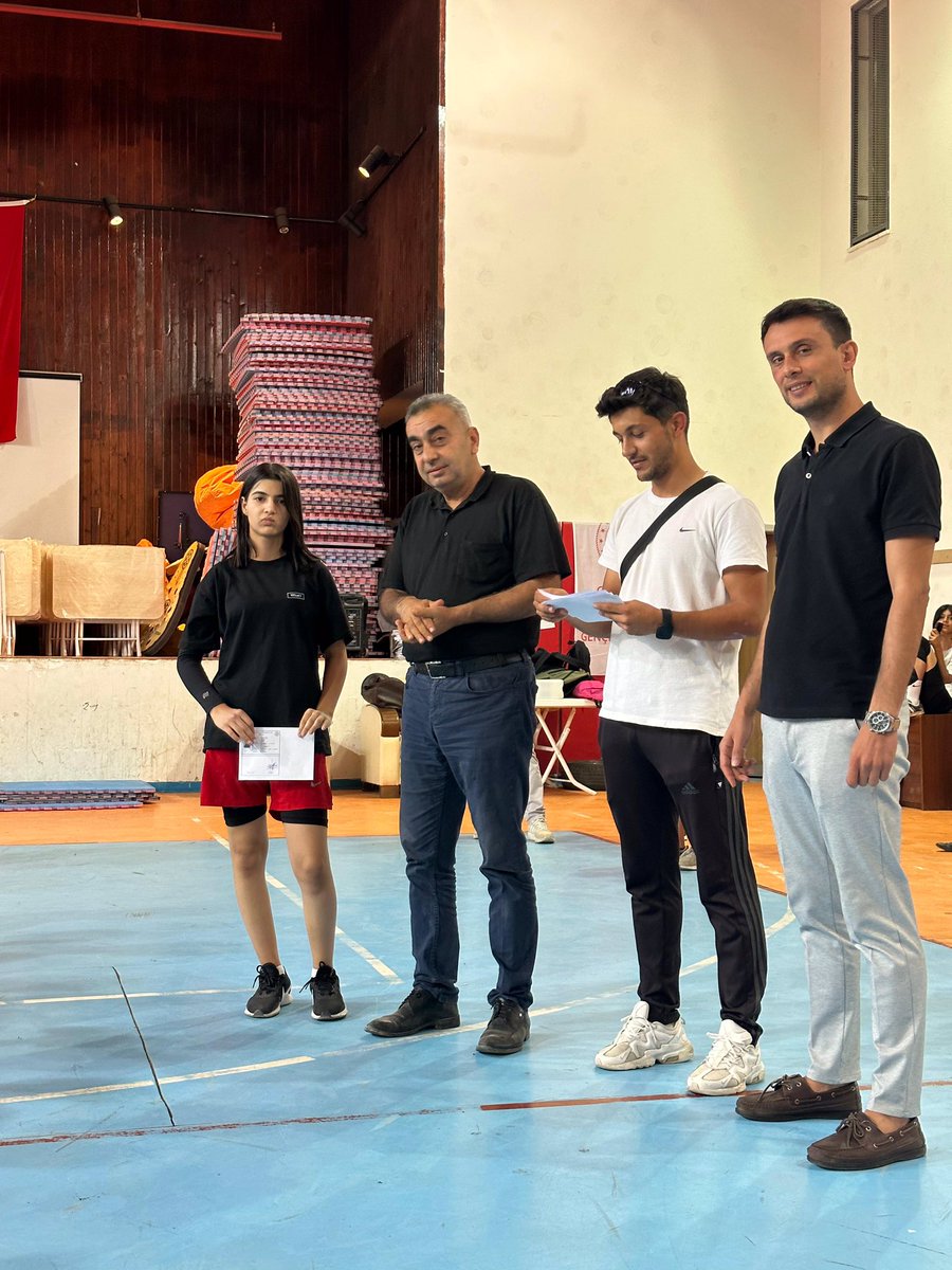 mhmtclk004's tweet photo. 📍İslahiye Gençlik ve Spor İlçe Müdürlüğü olarak Yüzme Bilmeyen Kalmasın projesi kapsamında tüm sporcularımıza sporcu kartı taktim ettik.. 
Çocuklar mutlu biz mutluyuz.
@muhittinozby @demirlevent1 @AlaskozEray @mer73093911 @ibrahimh_polat https://t.co/NYCn6ryXOP