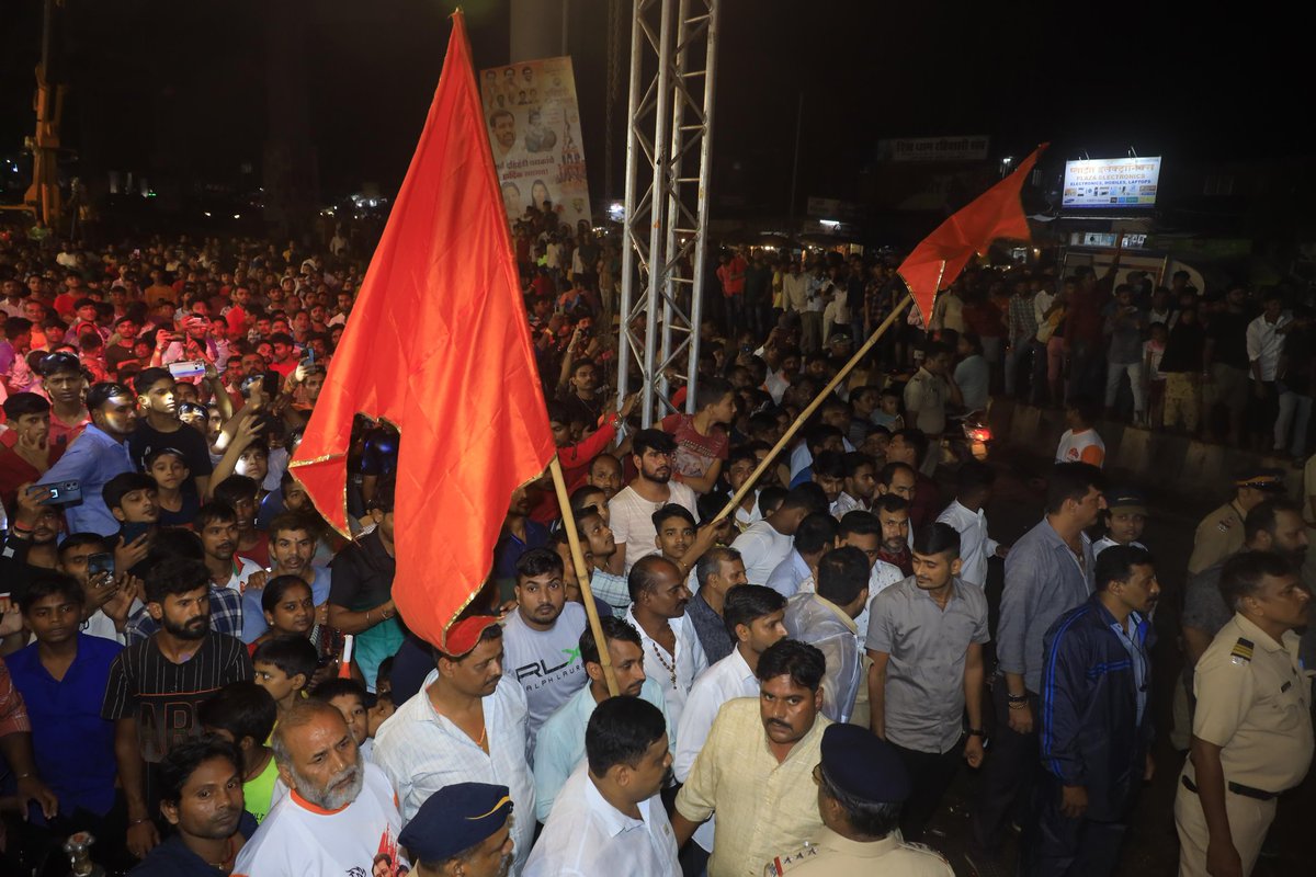 AUThackeray's tweet photo. उपनेते विनोद घोसाळकर जी ह्यांनी शाखा क्र. 1 येथे आयोजित केलेल्या दहीहंडी उत्सवात सहभागी झालो. ह्यावेळी यशस्वी गोविंदा पथकांचे अभिनंदन करून शुभेच्छा दिल्या. https://t.co/xhPrVCzNxl