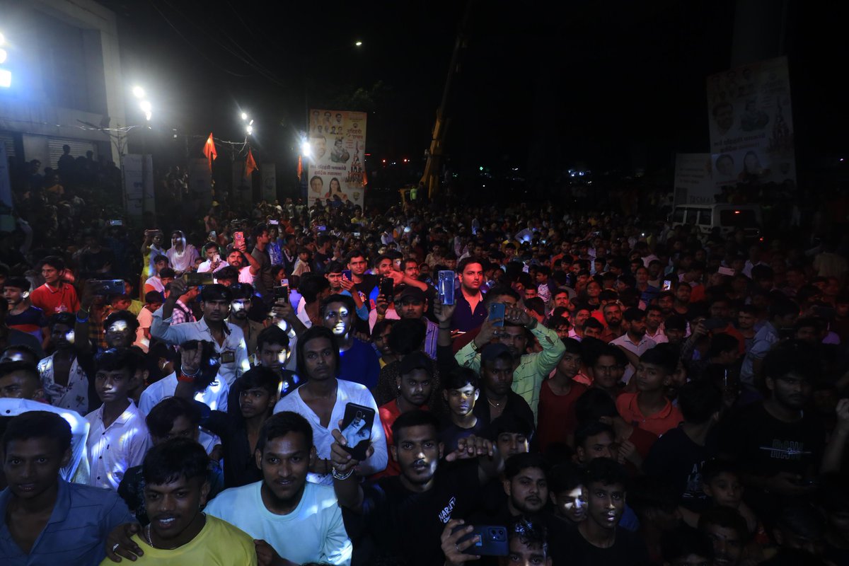 AUThackeray's tweet photo. उपनेते विनोद घोसाळकर जी ह्यांनी शाखा क्र. 1 येथे आयोजित केलेल्या दहीहंडी उत्सवात सहभागी झालो. ह्यावेळी यशस्वी गोविंदा पथकांचे अभिनंदन करून शुभेच्छा दिल्या. https://t.co/xhPrVCzNxl