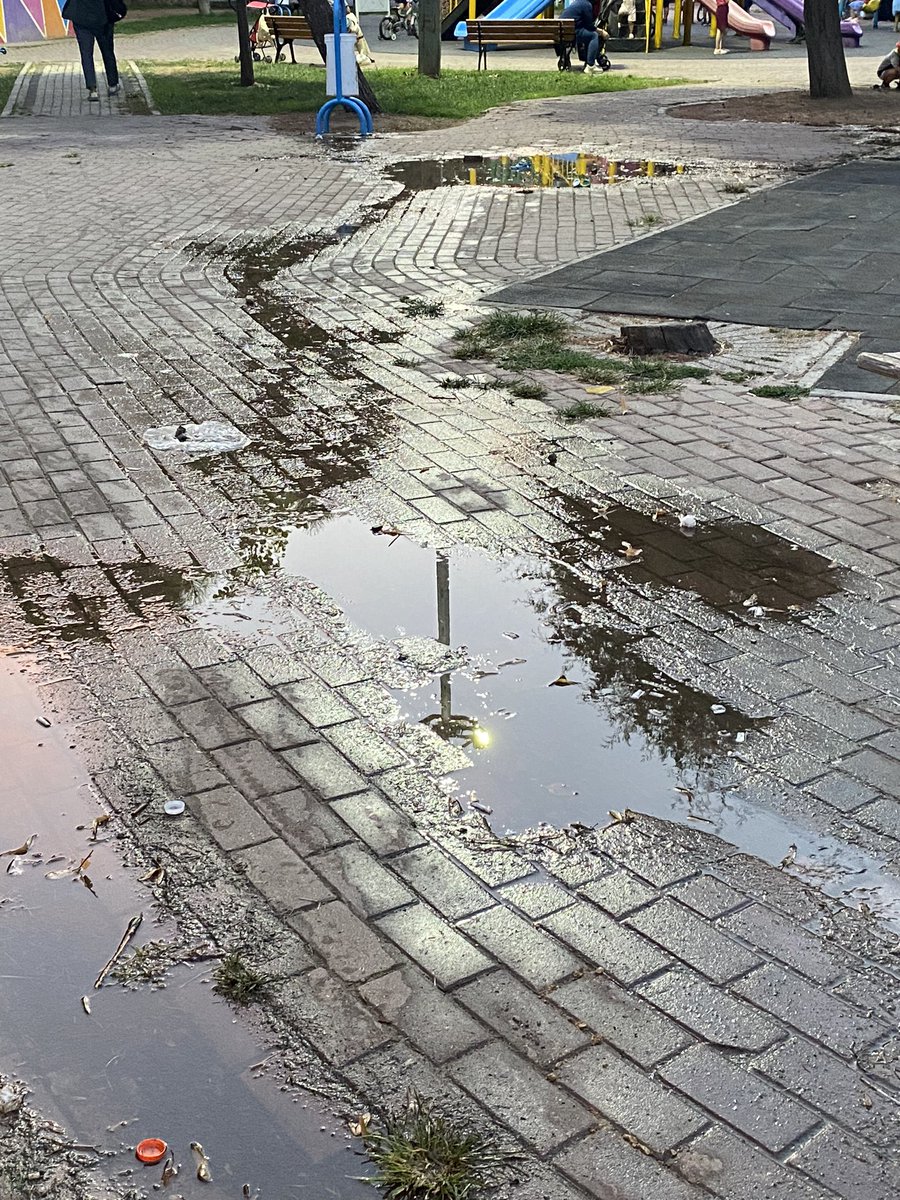 melekozelpdr's tweet photo. @Pendik_Belediye alt kaynarca şeyh Edebali çocuk parkı rezalet bir durumda, bir haftadır orada olan pis ve içinde çöp olan su birikintilerini paylaştım, çok acil parkla ilgilenir misiniz lütfen https://t.co/9vmPcf5kfX