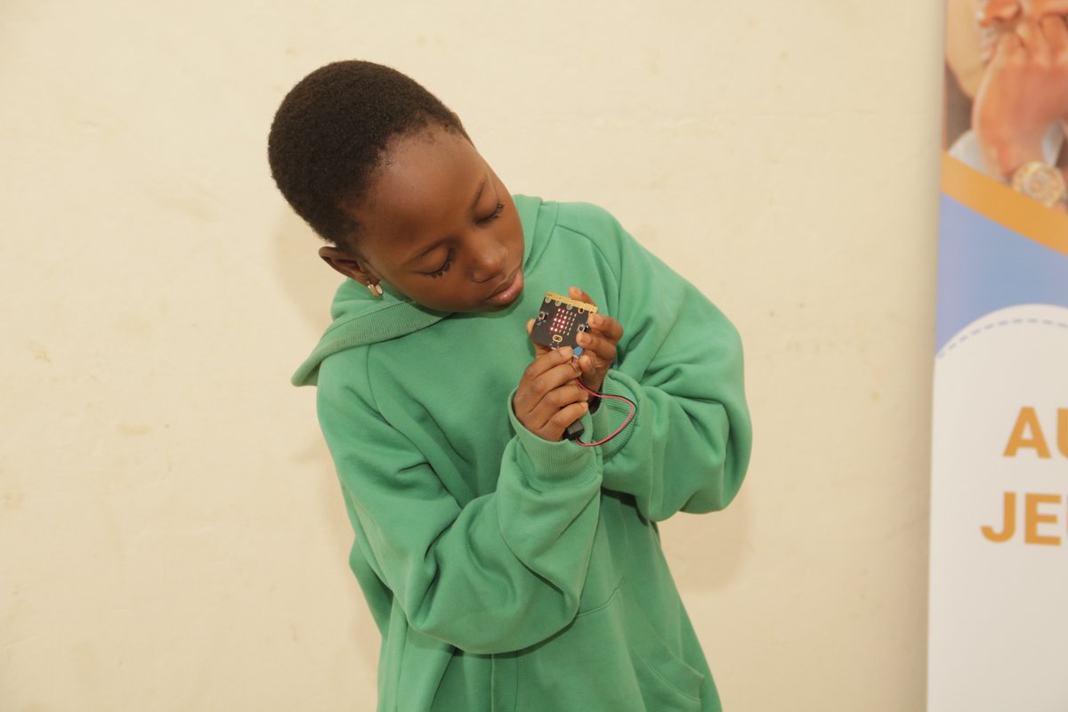 Tech4Youth1's tweet photo. 🚀Plongez dans un monde où la passion rencontre la programmation avec le micro:bit !
Demain,nous dévoilerons nos chefs-d'œuvre🎨au Centre des Jeunes et Loisirs à #Allada et à l'ONG @BougeOuidah à #Ouidah.
L'excitation est à son comble chez nos #Fatis🥳 #InnovationTech #Tech4Girls https://t.co/f8e0YmIUTJ