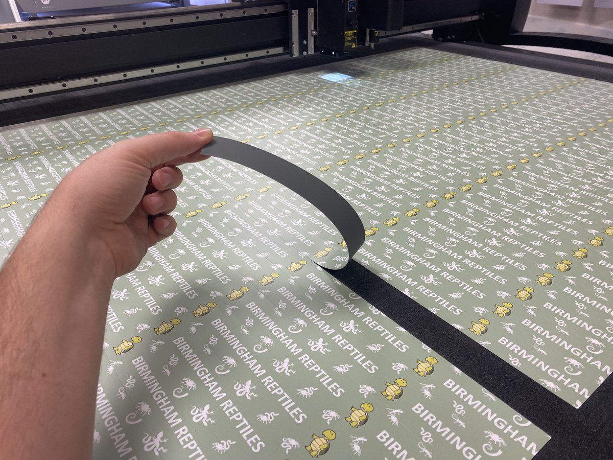 Shelf edge stripping in full swing! #summaf1612 #summaflatbed #summacutter #posprinting #largeformatprinting #theprinthive