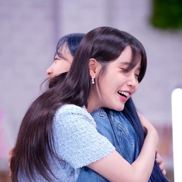 hourlysejeong's tweet photo. I'm so happy for you sejeong ah~ 😭 so happy she finally meet her role model IU 💙💜 @0828_kimsejeong @_IUofficial https://t.co/TnyPfFdsmD