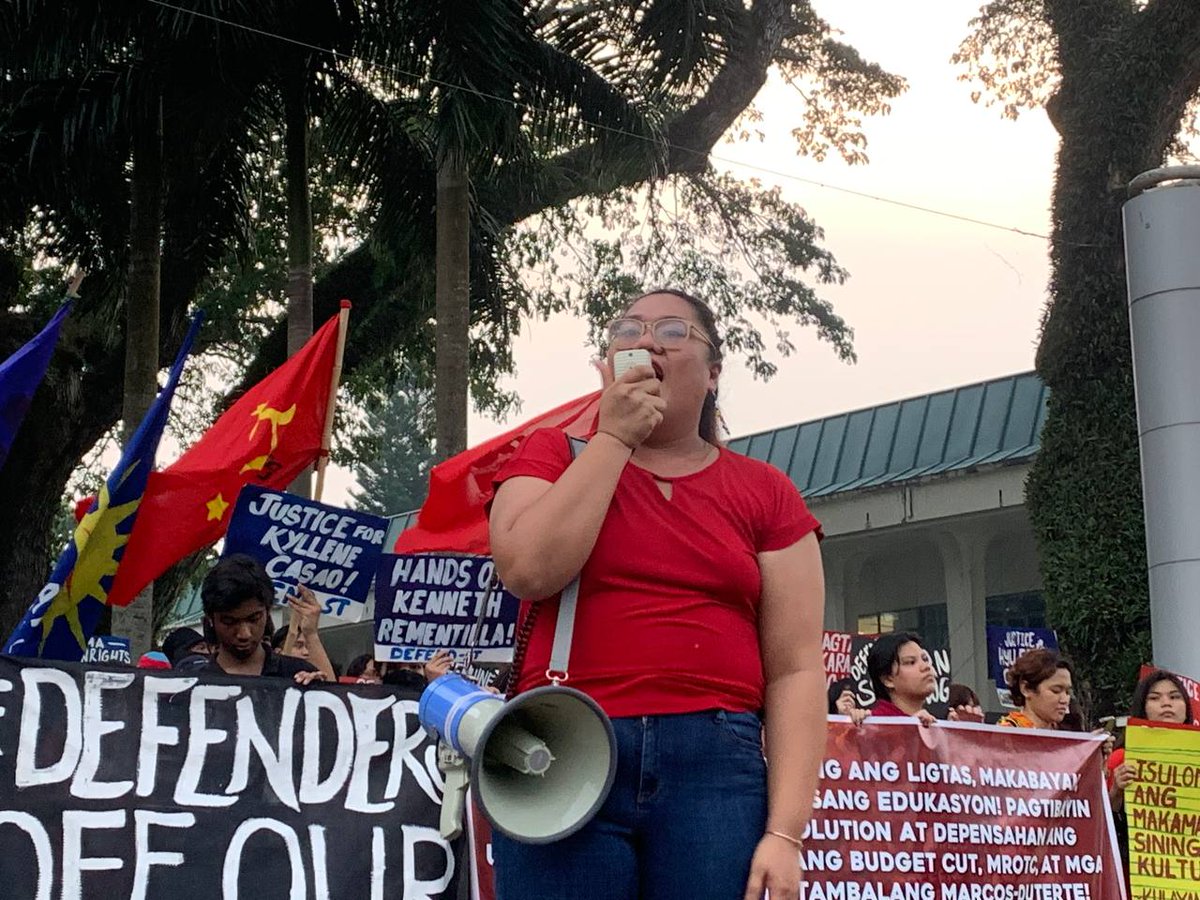 uplbperspective's tweet photo. Defend ST: Sa Timog Katagalugan, sunud-sunod ang pananalasa ng pasistang terror ng kasalukuyang admin ni BBM. Hindi kinailangang ideklara ang martial law para supilin at patahimikin ang mamamayang lumalaban.
#FirstSemRage
#IgpawPasulongUPLB
#DefendTheDefenders https://t.co/aN5pauHP6l