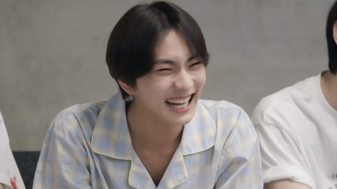 PIC0209's tweet photo. happy jungwon, happy me >< https://t.co/Ntro0OYaKV