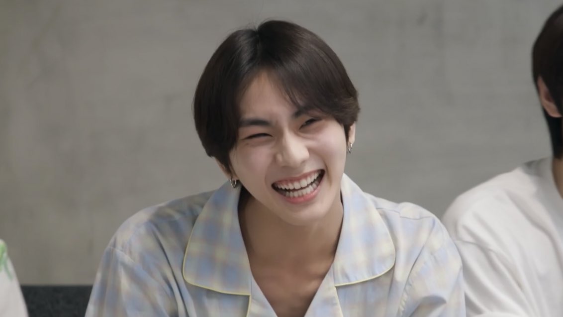 PIC0209's tweet photo. happy jungwon, happy me >< https://t.co/Ntro0OYaKV