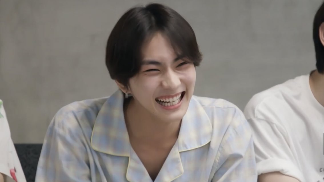 PIC0209's tweet photo. happy jungwon, happy me >< https://t.co/Ntro0OYaKV