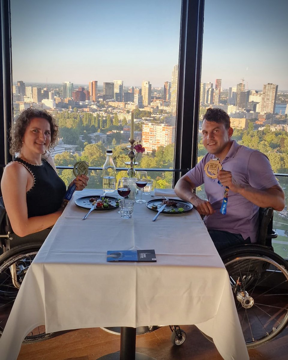 Gisteravond waren medaillewinnaars van de <a href="/EuroParaChamps/">European Para Championships</a>  <a href="/jitskevisser/">Jitske Visser</a>  Visser en Camilo van Trijp heerlijk aan het dineren op de Euromast.

Visser won goud en van Trijp brons voor rolstoelbasketbal.

#euromast #rotterdam #gold