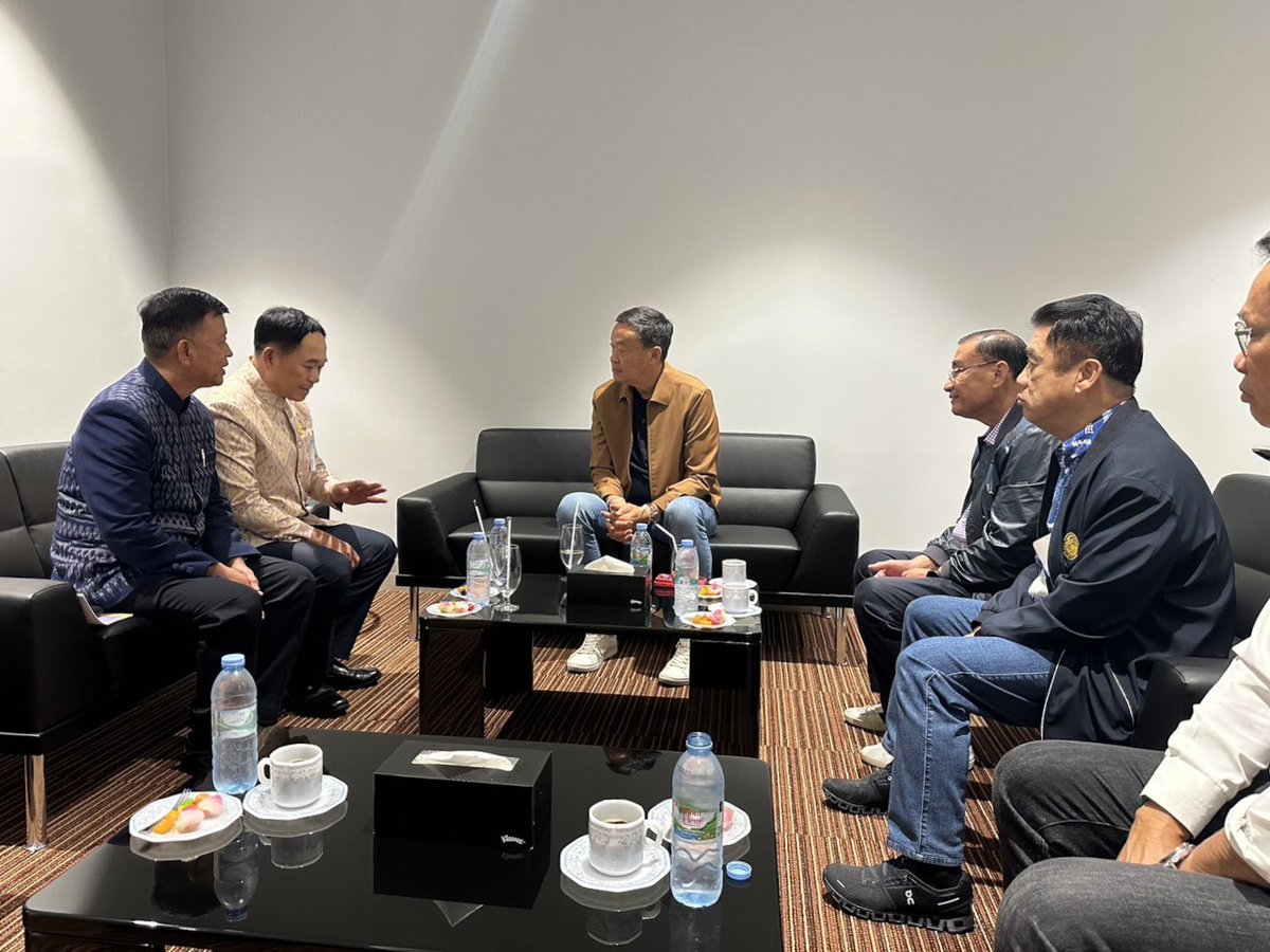 ผมเดินทางมาจังหวัดขอนแก่นก่อนกำหนด 1 วันครับ เหตุเพราะได้รับรายงานจาก ส.ส.จังหวัดกาฬสินธุ์ ว่ามีฝนตกหนักในพื้นที่ตั้งแต่เมื่อวาน จนถึงวันนี้ ทำให้น้ำท่วมหนักใน 4 อำเภอ ของจังหวัดกาฬสินธุ์ โดยเฉพาะที่อำเภอ กุฉินารายณ์ ที่มีบ้านเรือนประชาชนถูกน้ำท่วมได้รับความเสียหายหลายครัวเรือน