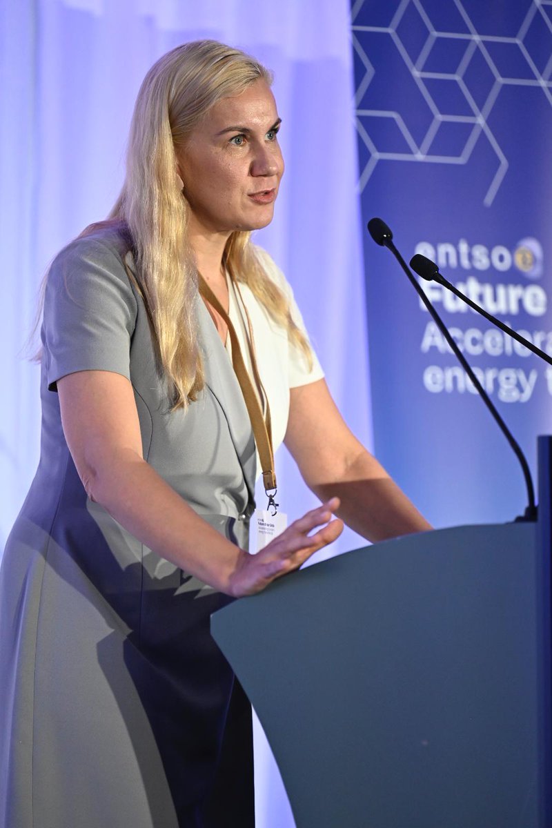 Eurelectric's tweet photo. "Grids are now front & centre of our agenda, and our future success depends on that"
Great final remarks by @KadriSimson at @ENTSO_E's #FutureGridsEU.
Read how to make the 🇪🇺's grid fit for the future:
https://t.co/tZt2kxOy6y https://t.co/udVo5UMxI5