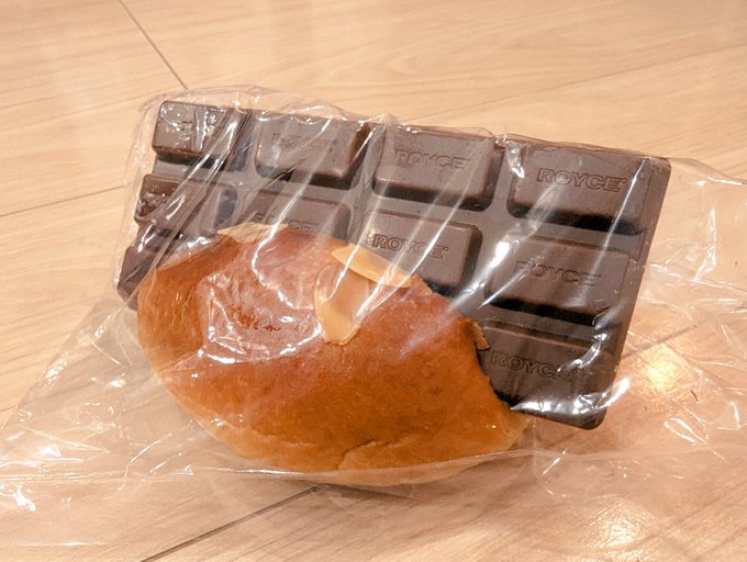 なにこのヤケクソのパン…🍫 