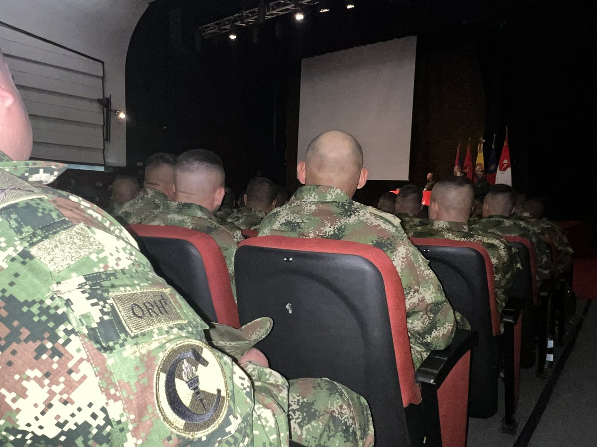 ejercito_cedoc's tweet photo. #Ahora| “¿Un líder nace o se hace?”, así el Bg José Soto, cdte #CEDOC, dio apertura al https://t.co/h1qHjqlAj5 Seminario Militar de Liderazgo dirigido a los alumnos de  #ESACE. Los #LíderesEJC deben aplicar la experiencia, conocimiento, criterio, ejemplo y responsabilidad. https://t.co/N2zBBqA6wQ