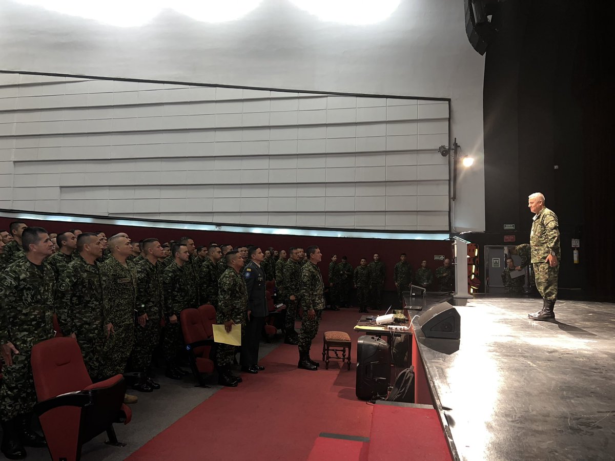 ejercito_cedoc's tweet photo. #Ahora| “¿Un líder nace o se hace?”, así el Bg José Soto, cdte #CEDOC, dio apertura al https://t.co/h1qHjqlAj5 Seminario Militar de Liderazgo dirigido a los alumnos de  #ESACE. Los #LíderesEJC deben aplicar la experiencia, conocimiento, criterio, ejemplo y responsabilidad. https://t.co/N2zBBqA6wQ