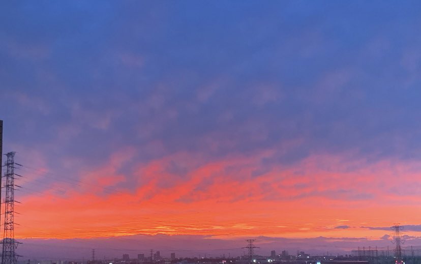 今日は燃えるような空。

#空 #夕日 #sky #settingsun