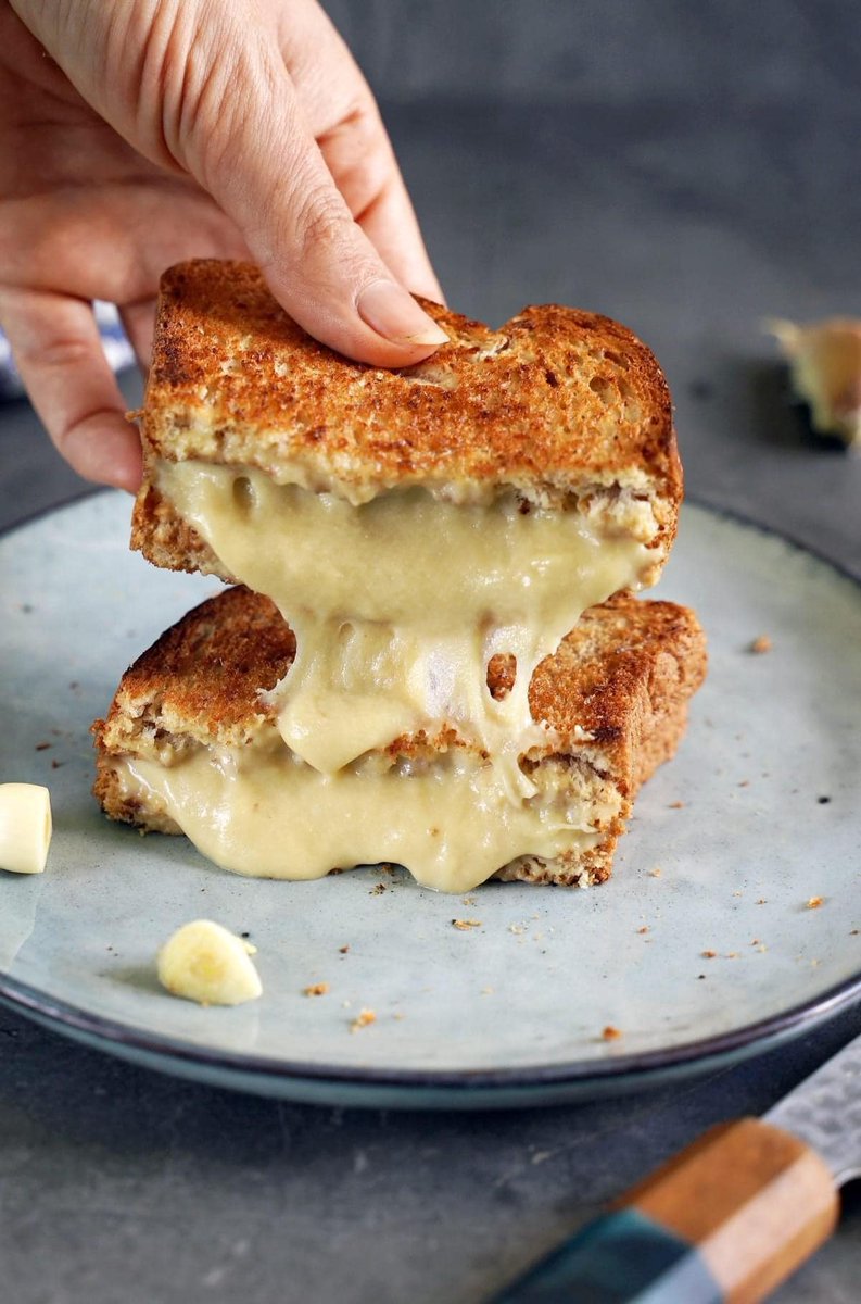 Homemade Vegan Mozzarella Cheese! 😍 It contains only simple ingredients and is super easy to make. Can be made melty and stretchy, or even firm. 😃
📌Recipe: elavegan.com/vegan-mozzarel…
#Elavegan
#veganrecipe
#glutenfree
#veganmozzarellacheese