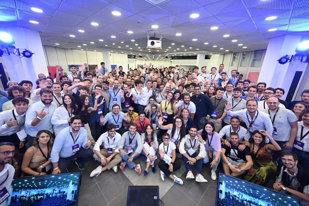 matteorenzi's tweet photo. Ultima foto di gruppo. Quarta edizione della scuola di formazione. E ancora una volta abbiamo tempo, entusiasmo, libertà. 
Quando sono con i ragazzi riscopro la bellezza dell’impegno politico. 
Auguro a tutte e tutti, di saper rischiare, di saper cadere, di saper sognare. 
Di saper saltare nelle pozzanghere senza cedere al fango o al cinismo. 
Di far prevalere la fantasia sull’algoritmo! 
Buon rientro a casa, Terrasini resterà a lungo nel nostro cuore 🤗