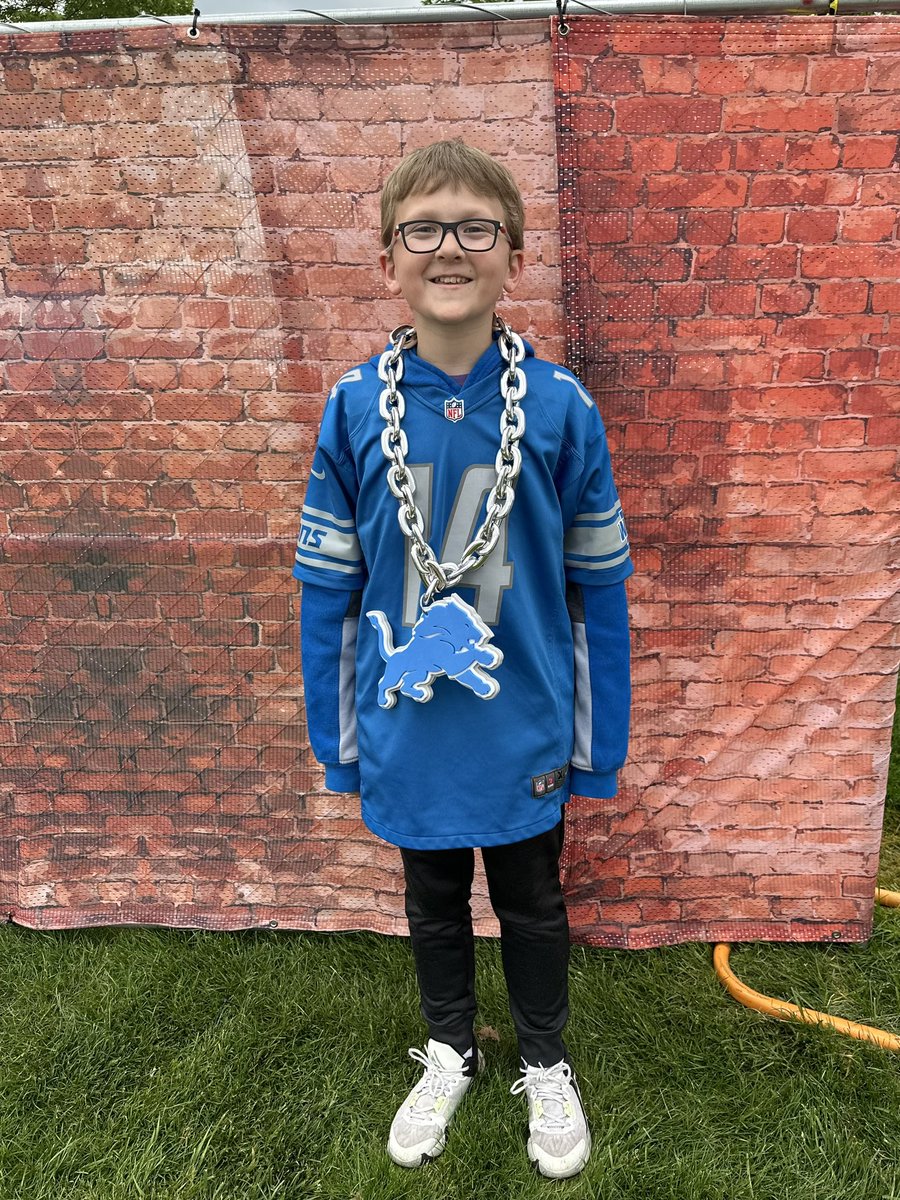 jessmhill05's tweet photo. @Lions The last time the @Lions were in KC in 2003, I went down to watch them with my then boyfriend. Now, here we are 20 years later, taking our son to his first Lions game! https://t.co/sSCjVsTa06