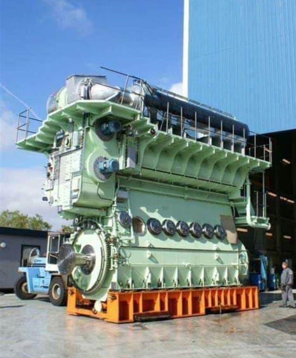 FrenkieWoody's tweet photo. Questo  che vedete è un motore per le navi da crociera.
Ogni nave ha 6 motori nafta pesante da 75.600 KW (circa 100.000 CV)
Cilindrata 1.8 milioni di cc x 6 ( l'equiv. di 5.400 Volkswagen Golf TDI )
Consumo: 13,8 tonnellate/ora ovvero 390.000 litri al giorno. 
120.000 tonnellate/anno, l'equivalente dell'intera produzione di nafta pesante della raffineria di Falconara (AN).

Poi vi dicono che per risolvere il problema del cambiamento climatico dovete comprarvi una macchina elettrica....