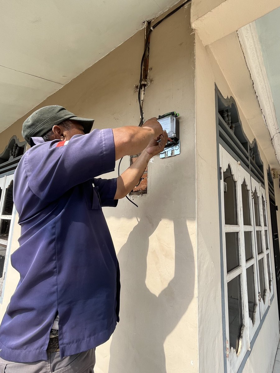 Wahiid_'s tweet photo. @pln_123 , ni ada petugas PLN datanb, dia mah ganti meteran, awalnya kitain ganti cover aja, gan taunya di bobok semua. smpi ninggalin jejak gini, ini gimana ceritanya? jadi kita harus nambal hasil kerjaannya PLN yang kayak gini? https://t.co/mamj3QjuZj