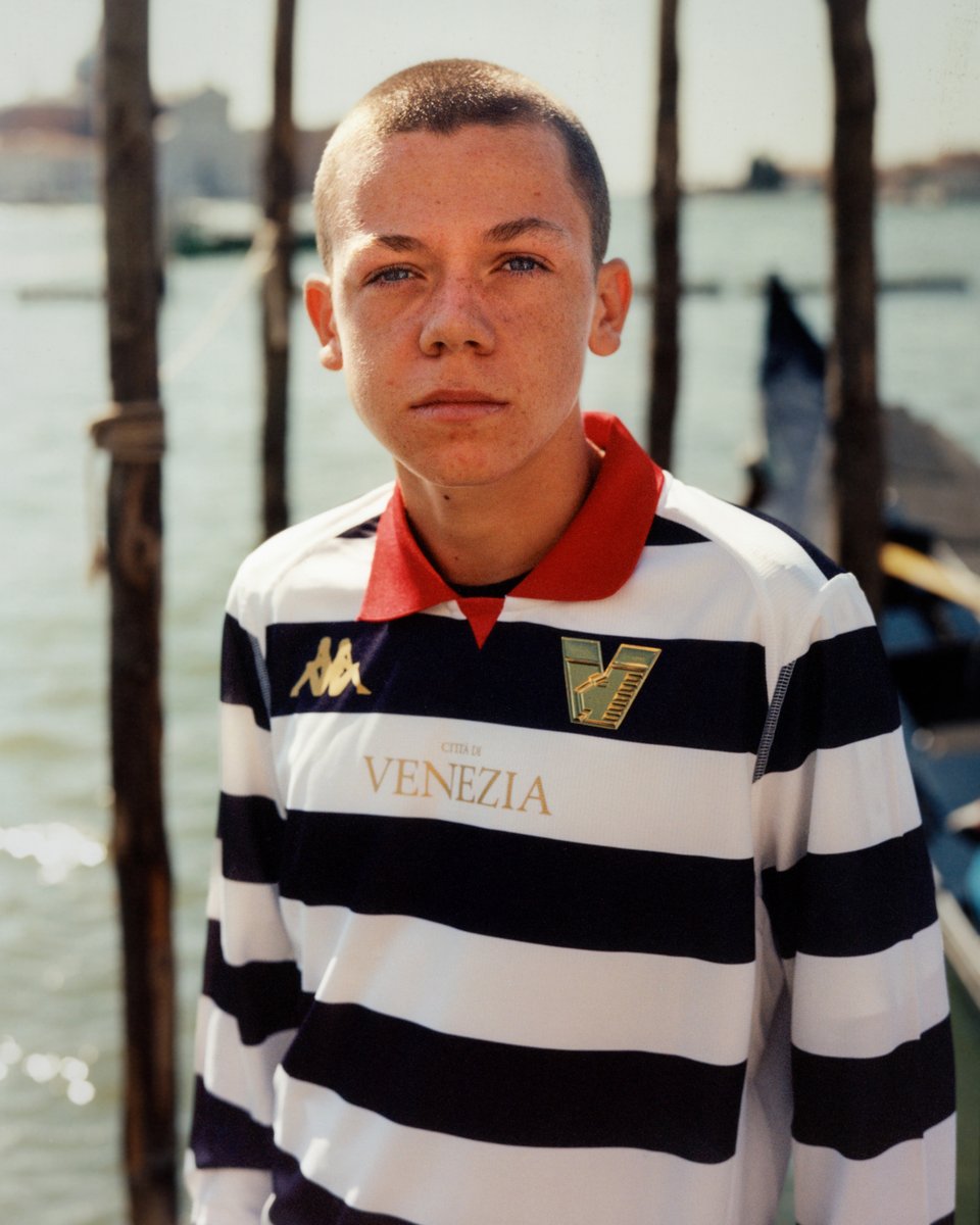 For the launch campaign of the Third Jersey 23/24 designed by <a href="/BureauBorsche/">Bureau Borsche</a> and made by #Kappa, Venezia FC pays tribute to the gondoliers, a symbol of Venice. Photo by Sam Gregg.

#ArancioNeroVerde🟠⚫️🟢 #Kappa #KappaSport