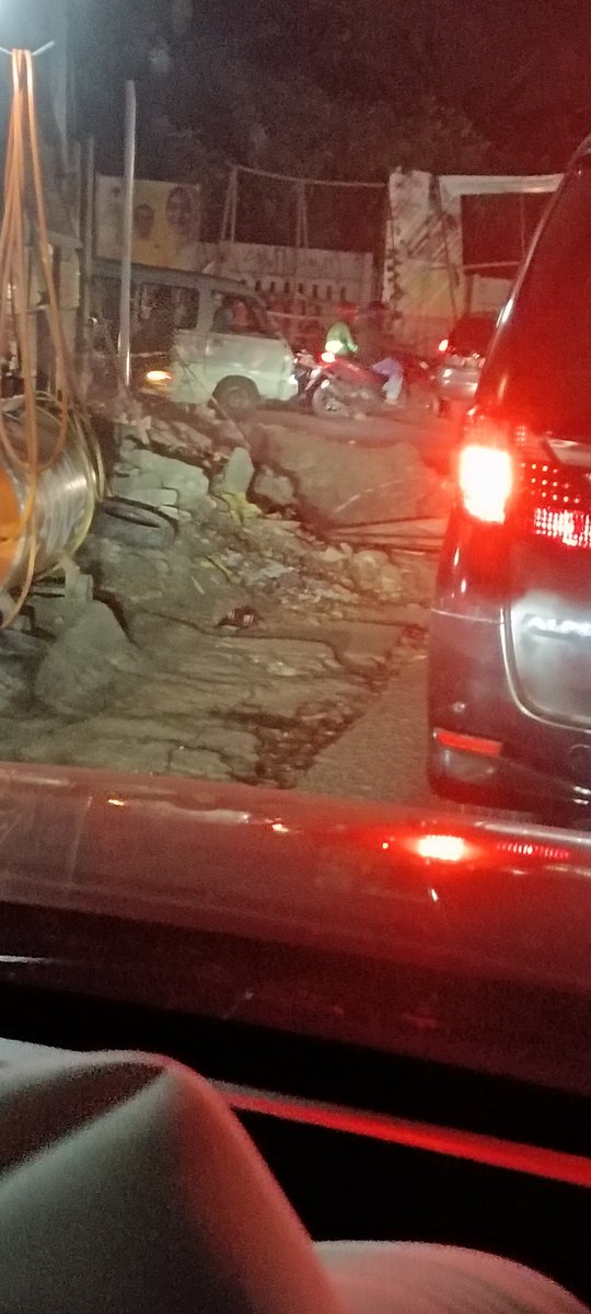 Utk @PemKotTangSel ...ini kenapa sih pertigaan jl. Aria putra - tanah tinggal tiap pagi dan malam padet gak keruan...bisa gak proyek gorong2 ini cepet diselesaikan? Sdh berminggu2 gak ada progresa..malah macet dan kumuh!!!