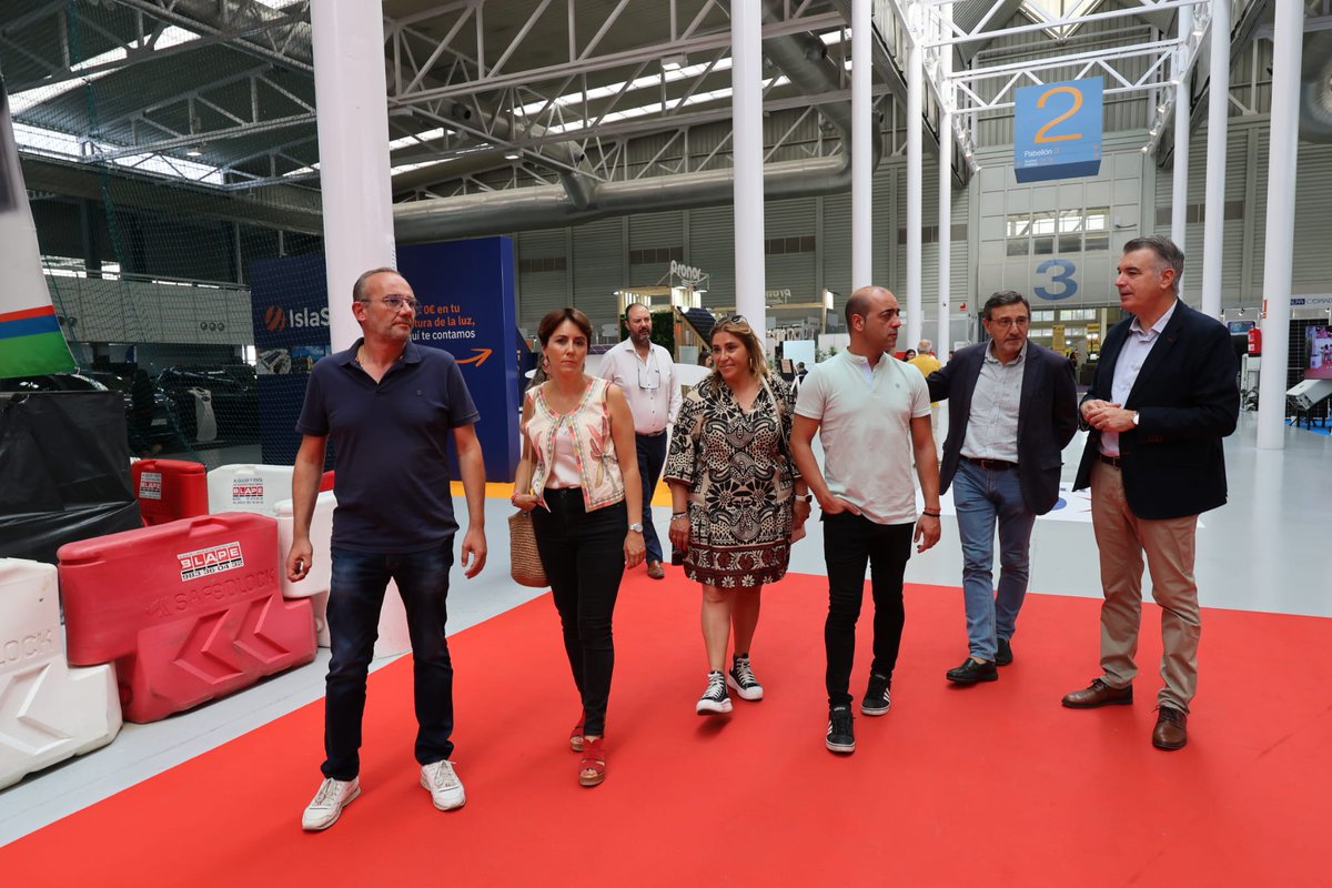feriavalladolid's tweet photo. #Feria #ocioycompras @PSOEDip_Va conoce en su visita al certamen las propuestas comerciales y de ocio programadas para todas las edades. https://t.co/4uErwoumWG