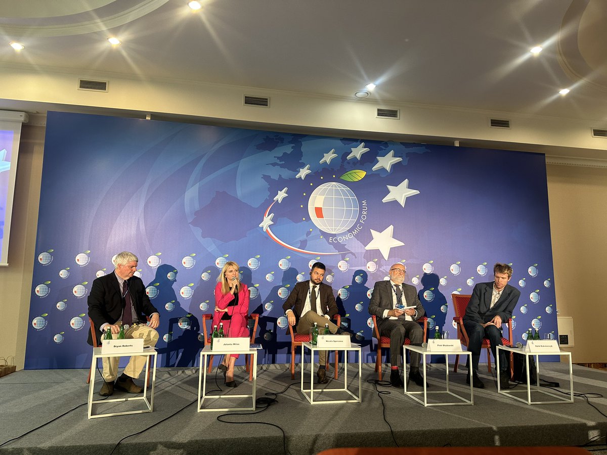 JolantaMilas's tweet photo. 📍 Panowie wszystko od Was zależy….❗️Na #Economic_Forum w #Karpacz jako przedstawicielka @KobietywCentrum brałam udział w dyskusji „Ageing - czy jesteśmy za starzy na przyszłość. Wkrótce relacja z dyskusji. Pozdrowienia dla @BeataLubecka z @RadioZET_NEWS https://t.co/j8wUdMU9Lu