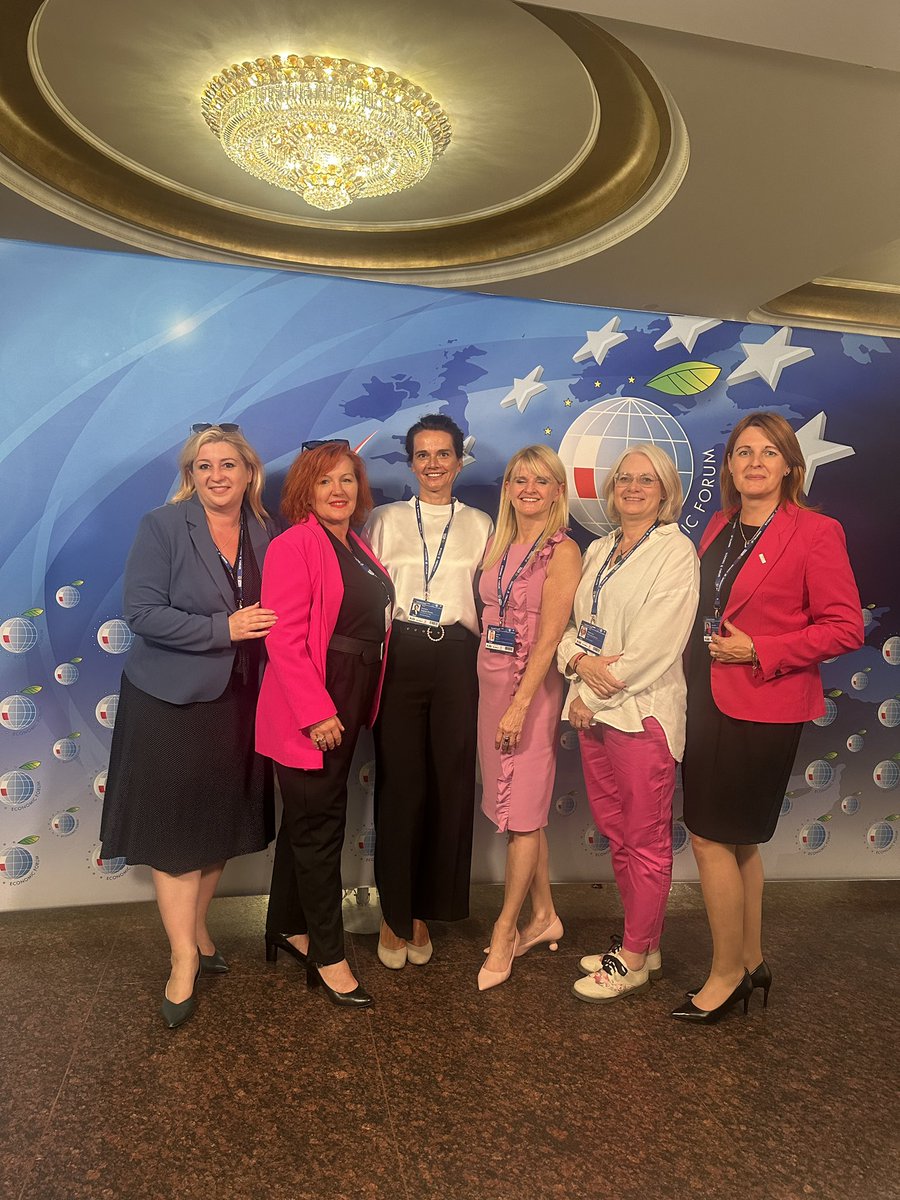 JolantaMilas's tweet photo. 📍 Panowie wszystko od Was zależy….❗️Na #Economic_Forum w #Karpacz jako przedstawicielka @KobietywCentrum brałam udział w dyskusji „Ageing - czy jesteśmy za starzy na przyszłość. Wkrótce relacja z dyskusji. Pozdrowienia dla @BeataLubecka z @RadioZET_NEWS https://t.co/j8wUdMU9Lu