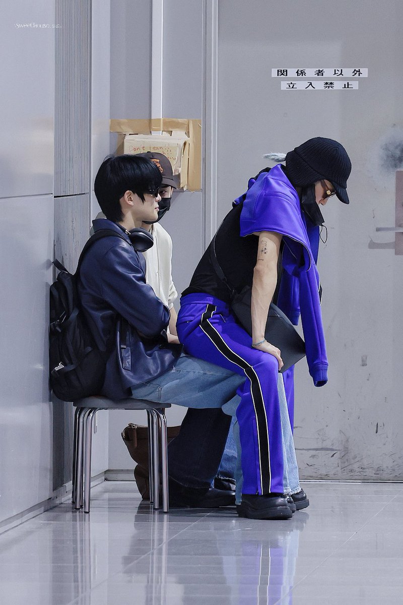 เวลาไปสนามบินแล้วไม่มีเก้าอี้นั่ง
คนโสด : ยืน
แทยง : นั่งตักแจฮยอน

ครับ
#jaeyong