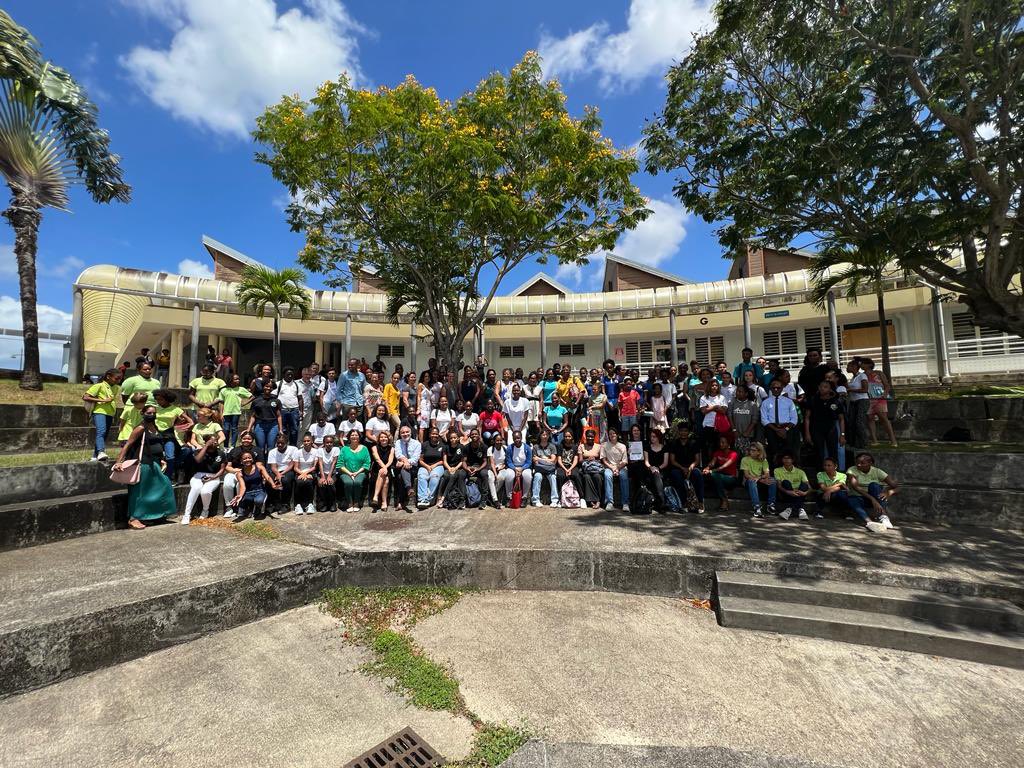 EDDacMartinique's tweet image. La mission #EDD vous souhaite une belle rentrée et une belle année scolaire 2023-24 porteuse de projets en faveur d’une approche globale de la transition écologique.

En présence de Mme la Rectrice, Nathalie Mons, on voit les éco-délégués et les équipes labellisés #E3D 2022-2023!