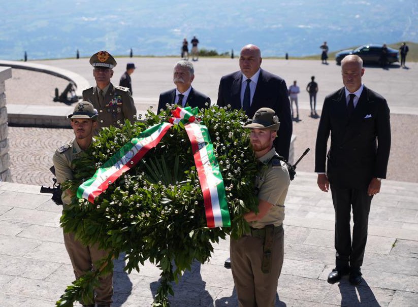MinisteroDifesa's tweet photo. Il Ministro @GuidoCrosetto, insieme al Presidente dell’Assemblea Nazionale Ungherese László #Kövér, al Min. #Difesa🇭🇺@SzBobrovniczky e al suo Vice Min. Tamás #Vargha, ha deposto una corona di alloro presso il Monumento ai Caduti italiani del Sacrario Militare di #CimaGrappa. https://t.co/0R9tb9gcwC