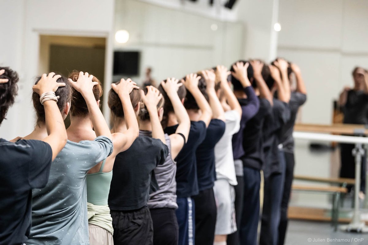 #TheSeasonsCanon 
Répétitions du ballet de Crystal Pite, une œuvre à retrouver dans le programme Marion Motin / Xie Xin / Crystal Pite. 🤩

Au Palais Garnier du 23 septembre au 12 octobre : bit.ly/3rvLQNs