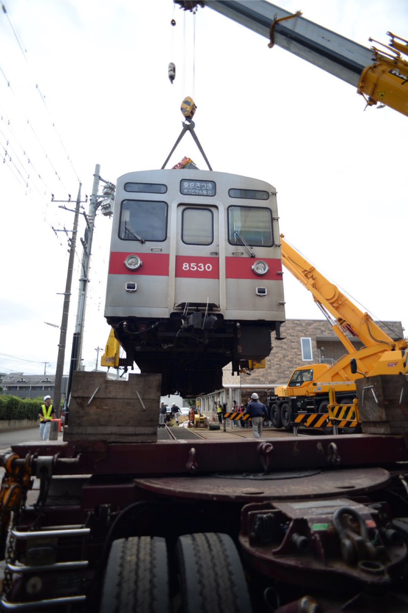 umayatrans's tweet photo. 新天地(静態保存)に到着し奴(やっこ)から浮上する東急8500系8630F デハ8530 

#東急8500系 
#8630f 
#デハ8530 
#東急8530 
#電車がある精神科病院 
#東京さつきホスピタル 
#丸池海運 https://t.co/tK2TfDxbWW