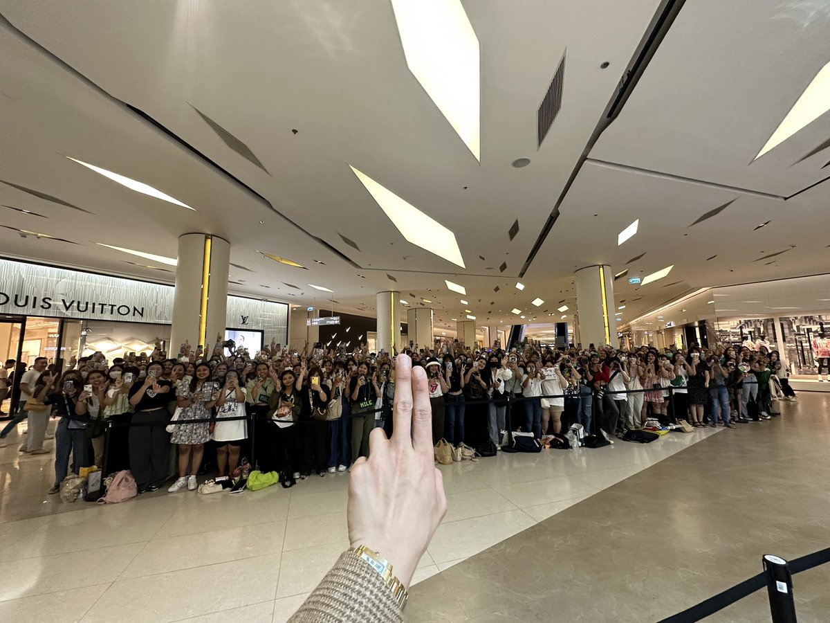 milephakphum's tweet photo. ,,, ขอบคุณที่มากันนะครับ กลับบ้านปลอดภัยเด้ออ 💚 ,,,

ถ้าสะดวกพิมพ์บอกนะครับว่าถึงปลอดภัย 

See Ya Again Very Soon:)

ปล.รูปครบกับทุกมุมอยู่ในกล้องใหญ่ครับ 😁

#MilexGuerlainAbeilleRoyale https://t.co/xIi3IxhFCw