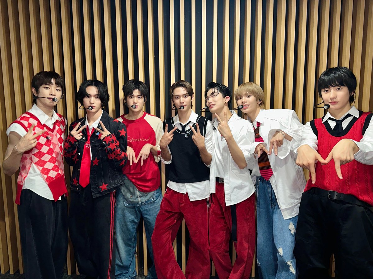 RIIZE_official's tweet image. 데뷔 첫방☝️#엠카운트다운

#RIIZE #라이즈
#RISEandREALIZE
#GetAGuitar #RIIZE_GetAGuitar
#Siren #Memories