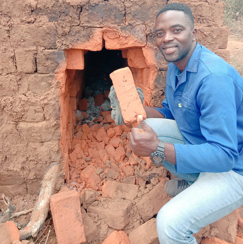 Trevor_sidogi's tweet photo. Congratulations to myself 🎉🎉🎉🎊🎊🎊🎊I got another customer they need 1000 bricks🙌🏾 https://t.co/SSQ3NYlNTZ
