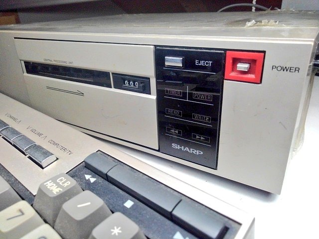 toshitada1973's tweet photo. X1(銀)だ！　赤のインパクトはすごいけど、こちらの質感もイイ…むむ、いろいろ付いてるね、開けよう！　続く。#X1 #CZ800C https://t.co/dOC1UHCtVc