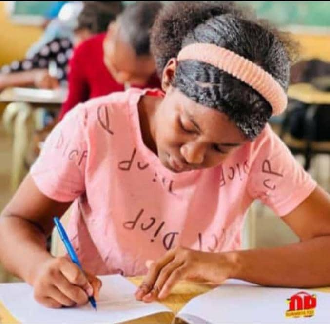 mediaoip's tweet photo. Stefania THELUSMÉ se non jèn demwazèl 19 lane sa ki Loreya bak inik 2023 pou depatman Nòdès la, elèv Collège Univers a fè 1614/ 1900. Nap fè remake se 1800 kandita ki reyisi nan Nòdès sou 4482 kite patisipe nan egzamen yo.
OIP felisite loreya e swetel bon siksè. 
Kredi foto : OP https://t.co/Ii76KCBAu8
