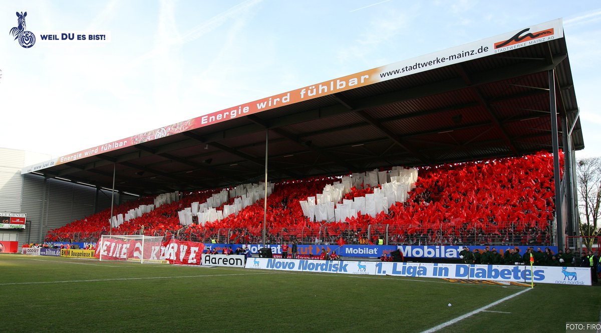 MSVDuisburg's tweet photo. "Adsche, Südtribüne!" 👋👋
Die 05er verabschieden sich am Samstag von "ihrer Südtribüne" im Mainzer Bruchwegstadion. Warum ausgerechnete unsere #Zebras dabei sein dürfen? ⤵️
📰 https://t.co/fEexqBCOm5
#WeilDUesBist #M05MSV #Mainz05 https://t.co/zoViePcEni