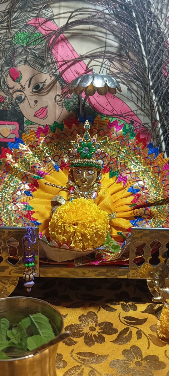 Dharmraj7265's tweet photo. पहली गाली पर सर काटने की शक्ति होने के बाद भी
यदि 99 और गाली सुनने का सामर्थ्य है,
तो वो कृष्ण है।
सुदर्शन जैसा शस्त्र होने के बाद भी यदि
हाथ में हमेंशा मुरली है, तो वो कृष्ण है।
श्रीकृष्ण जन्माष्टमी की आपको और आपके परिवार को मंगल शुभकामनाएं 🙏🏻 https://t.co/oGZmvtC5aj