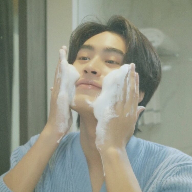 whusgemini's tweet photo. "panoorin mo ako mag skincare, bossing" ang sabi mo sa'kin. ang cute-cute mo. mahal na mahal kita, mahal ko ❤️‍🩹 https://t.co/xMxDQXClaF