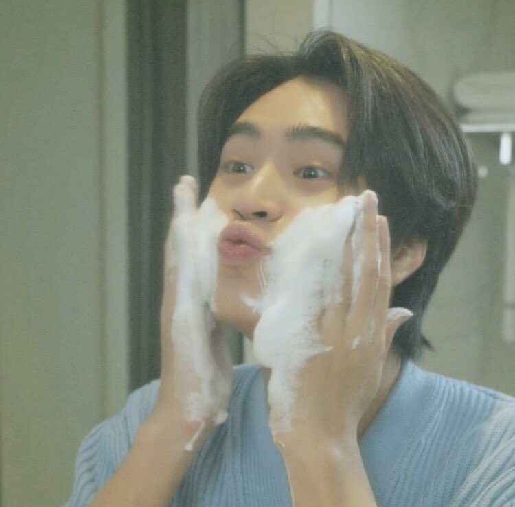 whusgemini's tweet photo. "panoorin mo ako mag skincare, bossing" ang sabi mo sa'kin. ang cute-cute mo. mahal na mahal kita, mahal ko ❤️‍🩹 https://t.co/xMxDQXClaF