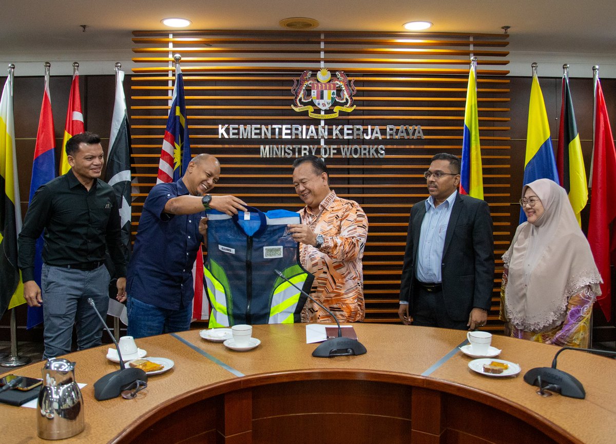 AlexNantaLinggi's tweet photo. Tidak dapat dinafikan, Rakan KKR banyak memainkan peranan dalam membantu memberi maklumat dan menyebarluaskan usaha dan inisiatif kementerian dalam memastikan kemudahan infra terbaik buat rakyat. https://t.co/v6h6Ihc7FY
