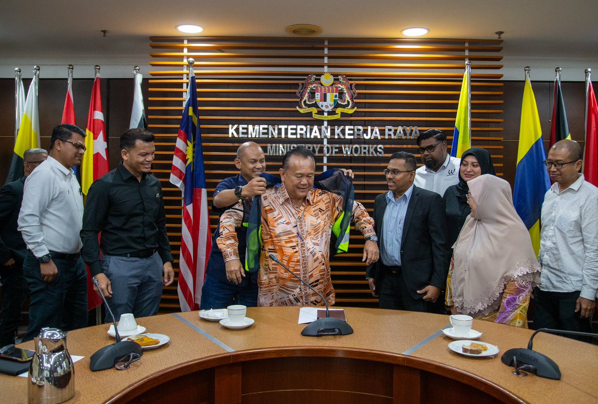 Tidak dapat dinafikan, Rakan KKR banyak memainkan peranan dalam membantu memberi maklumat dan menyebarluaskan usaha dan inisiatif kementerian dalam memastikan kemudahan infra terbaik buat rakyat.