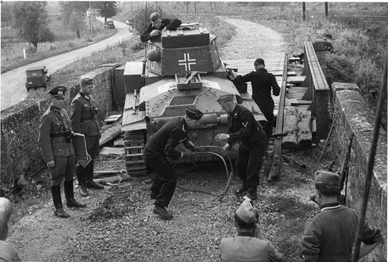 Heisenberg_PzVI's tweet photo. 1940年5月フランス
ドイツ国防軍第7装甲師団の #4号戦車 が路肩に落ちそうになり車列が停止した。なぜ進撃が止まったか確認するためロンメルが現場を確認している
2枚め左側。3枚目左のファイルを持つ人物 #ErwinRommel #38t戦車 https://t.co/xUUurj6LjK